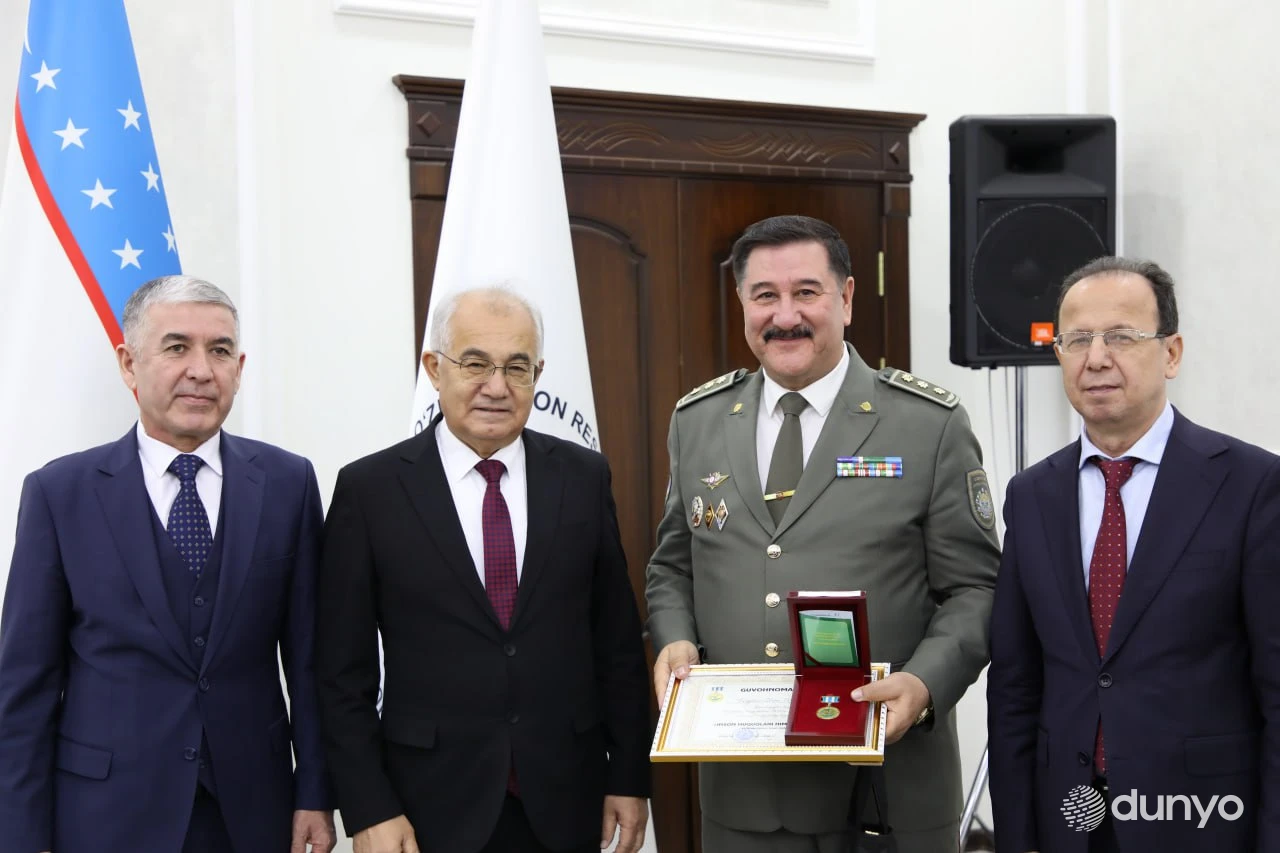 Бир гуруҳ фуқаролар “Инсон ҳуқуқлари ҳимояси учун” кўкрак нишони билан тақдирланди