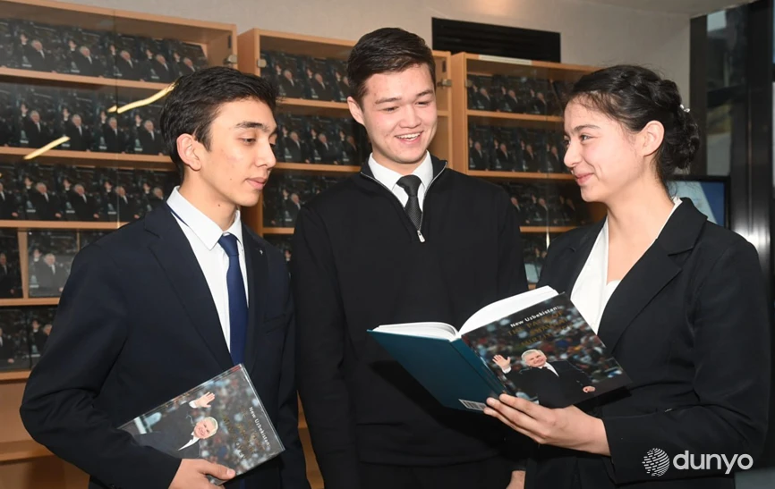 В УМЭД состоялась презентация английской версии книги «Новый Узбекистан: путь Шавката Мирзиёева»