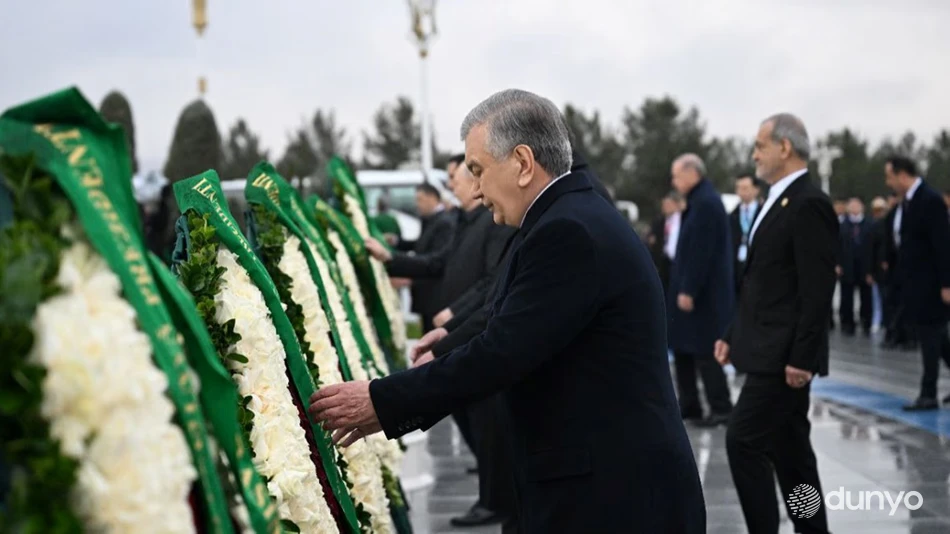 Ўзбекистон Президенти Ашхободдаги Бетарафлик монументи пойига гул қўйди