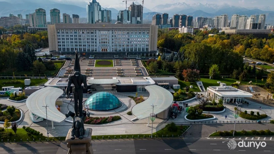 Ко Дню Конституции Узбекистана соотечественники провели в Алматы флешмоб