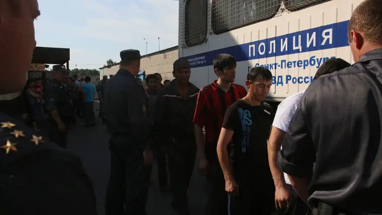 Госдума одобрила в первом чтении законопроект о выдворении из России иностранцев и лиц без гражданства за ряд правонарушений