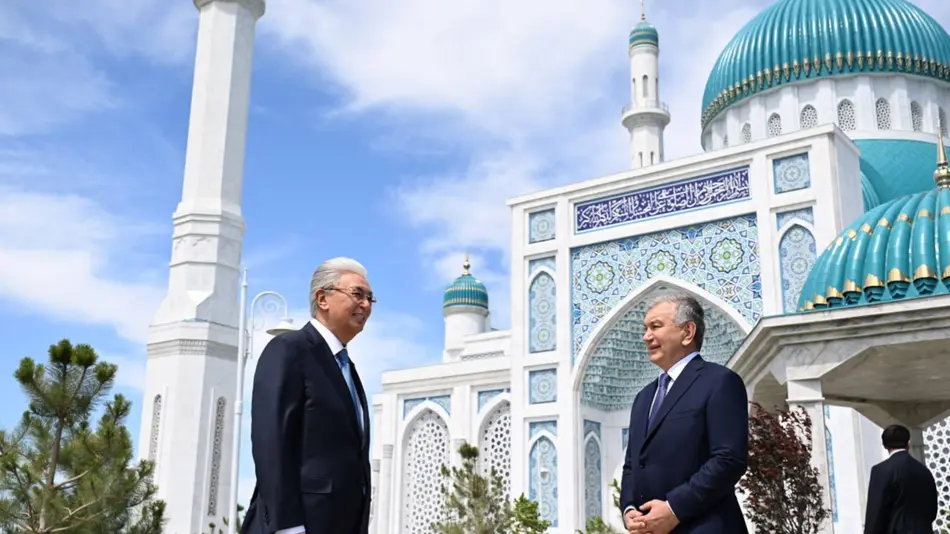 Президенты Узбекистана и Казахстана ознакомились с новой мечетью в Туркестане