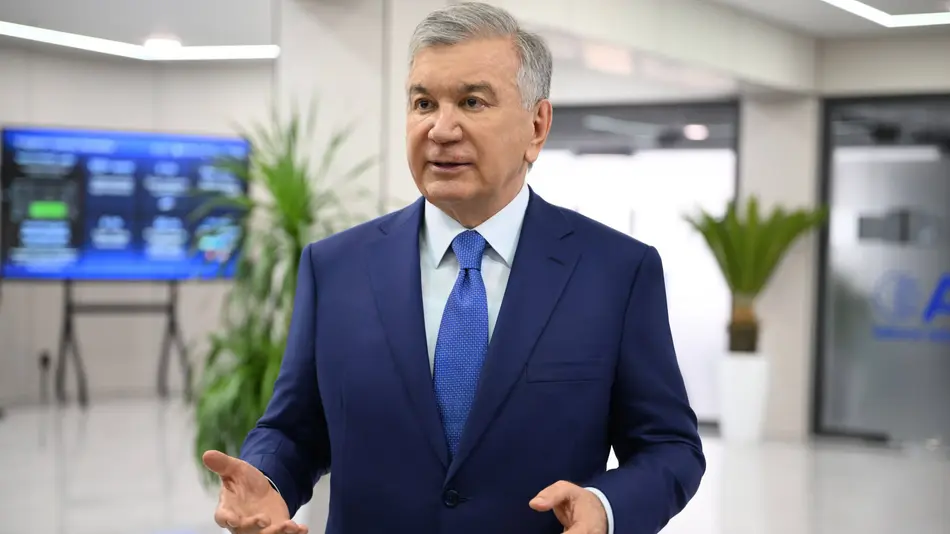 Президент Узбекистана ознакомился с проводимой в Наманганской области работой в сфере ИИ