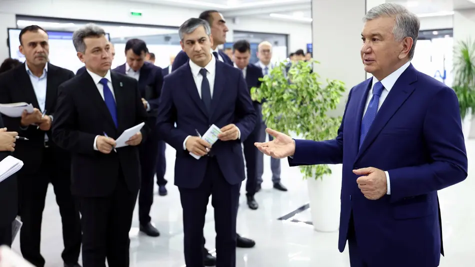 Президент Узбекистана ознакомился с проводимой в Наманганской области работой в сфере ИИ