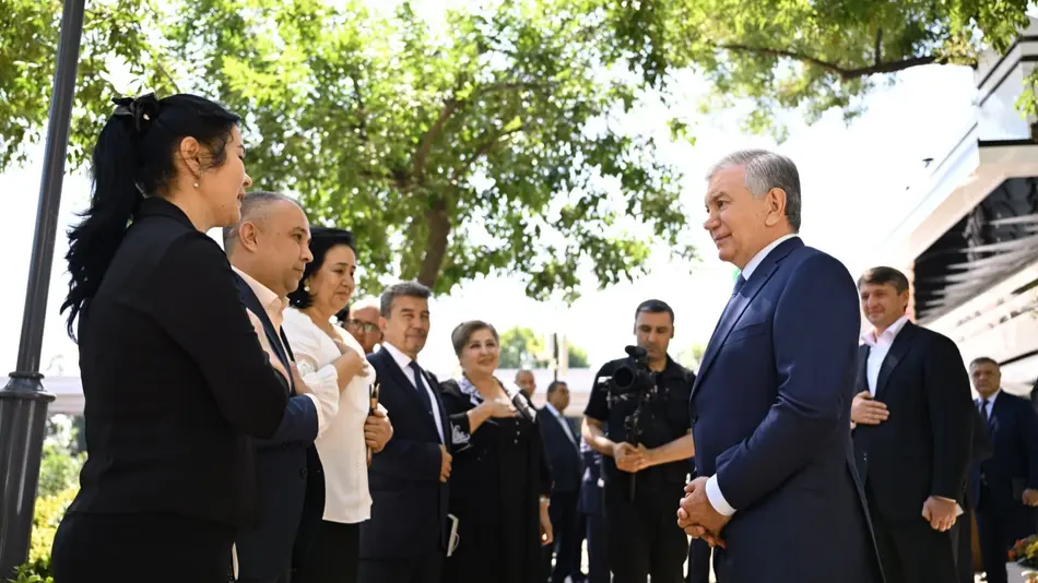 Президент Узбекистана ознакомился с проделанной работой и с деятельностью объектов торговли и сферы услуг на улице Янги Сергели в Ташкенте