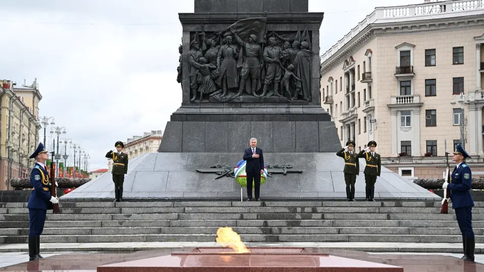 O‘zbekiston Prezidenti Minskdagi G‘alaba monumenti poyiga gulchambar qo‘ydi