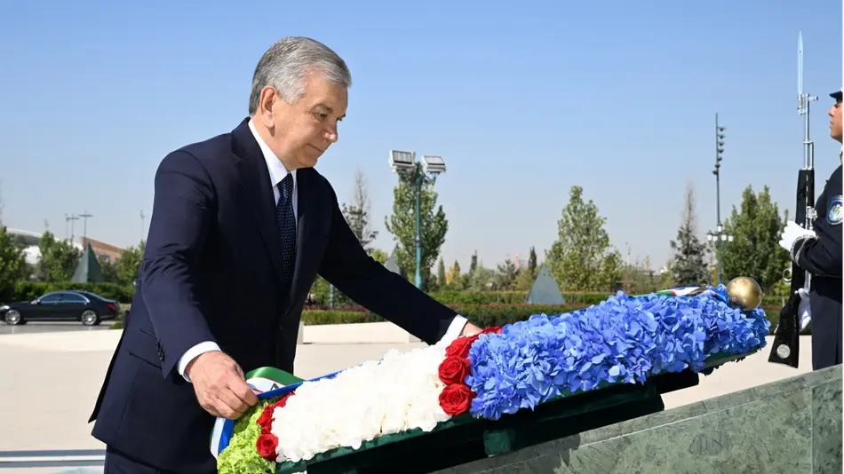 O‘zbekiston Prezidenti Mustaqillik monumenti poyiga gul qo‘ydi