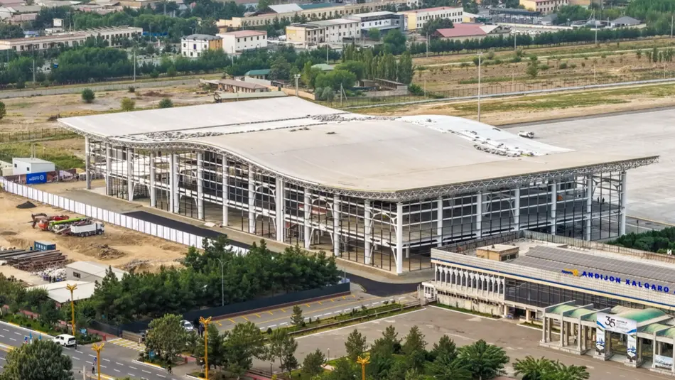 O‘zbekiston Prezidenti Andijon xalqaro aeroportini rekonstruksiya qilishning ikkinchi bosqichi borishi bilan tanishdi