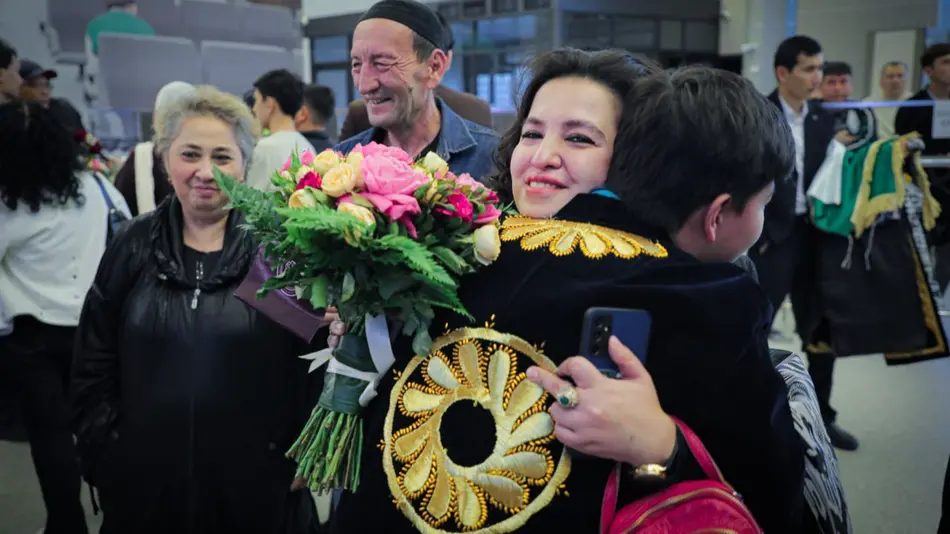 Президент Узбекистана наградил сборную страны по робототехнике, победившую в международной олимпиаде в южной Корее