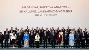 Президент Узбекистана торжественно вручил государственные награды группе деятелей культуры, искусства и литературы