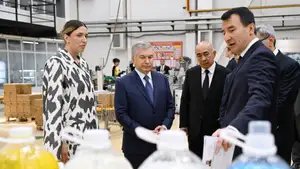 Ўзбекистон Президенти "Чирчиқ" технопаркидаги маиший ва автомобиль кимёси ишлаб чиқариш корхонасида бўлди