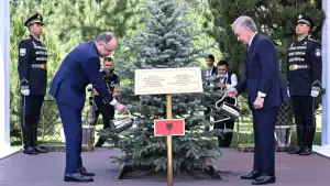 Ўзбекистон ва Албания етакчилари Фахрий меҳмонлар хиёбонида дарахт экдилар