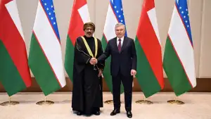 Президент Узбекистана принял министра экономики Омана 