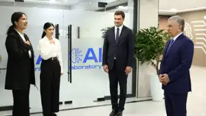 Президент Узбекистана ознакомился с проводимой в Наманганской области работой в сфере ИИ