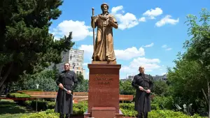 В Тбилиси открыт памятник Алишеру Навои