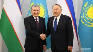 Ўзбекистон Президенти телефон орқали Қозоғистоннинг биринчи Президентини таваллуд куни билан табриклади