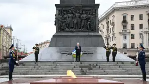 Президент Узбекистана возложил венок к Монументу Победы в Минске