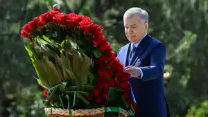 Президент Узбекистана почтил память Ислама Каримова