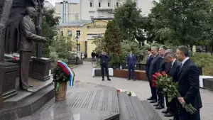 Moskvada O‘zbekistonning Birinchi Prezidenti haykali poyiga gul qo‘yildi
