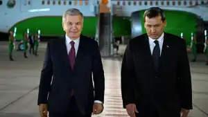 Ўзбекистон Президенти амалий ташриф билан Туркманистонга келди