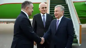 Ўзбекистон Президенти амалий ташриф билан Бокуга келди