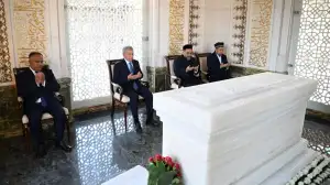 Глава государства почтил память Первого Президента
