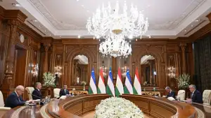 Президент Узбекистана принял в Самарканде министра иностранных дел Таджикистана